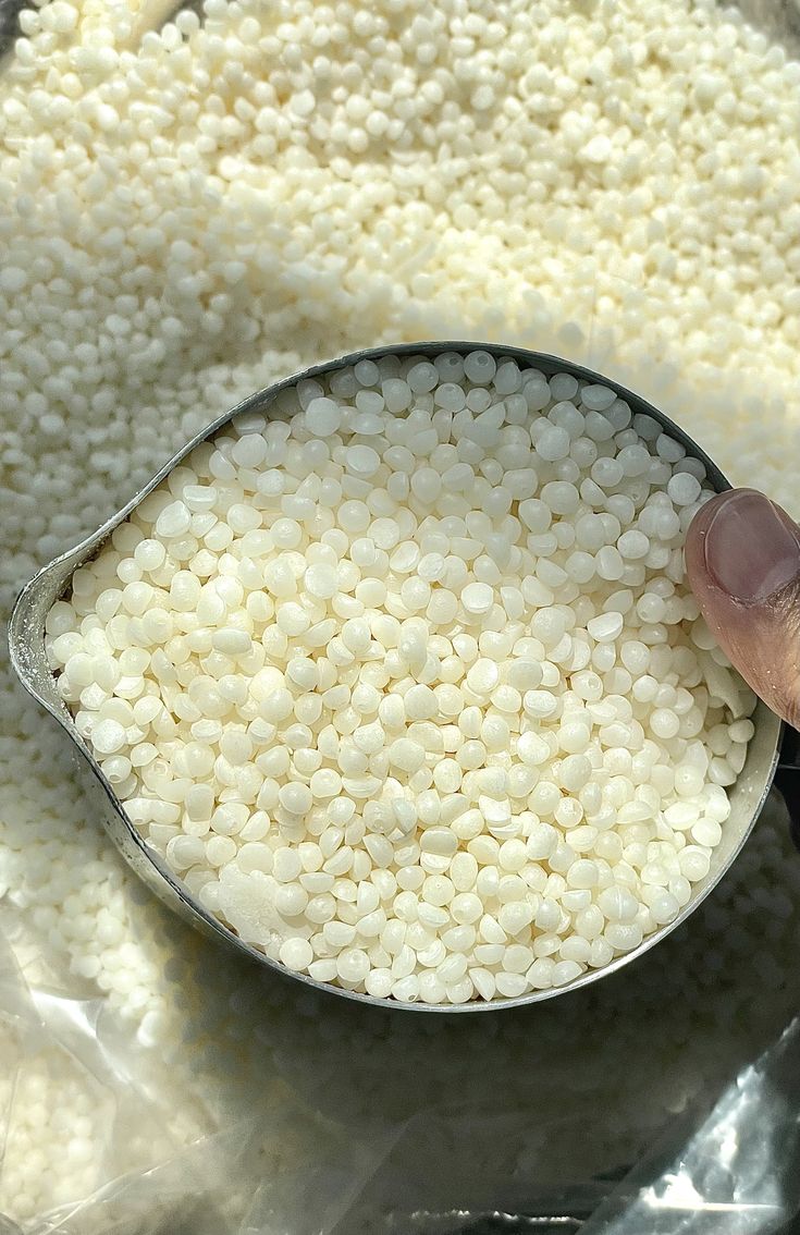 هل تساءلت يومًا عن أفضل نسبة بين شمع النحل وشمع الصويا لصنع الشموع؟ خلط 50/50 يعطي توازن بين الصلابة والنعومة، بينما 60/40 يزيد الصلابة ولمعان الشمعة. جرب النسب المناسبة لمشروعك أو استخدامك المنزلي!