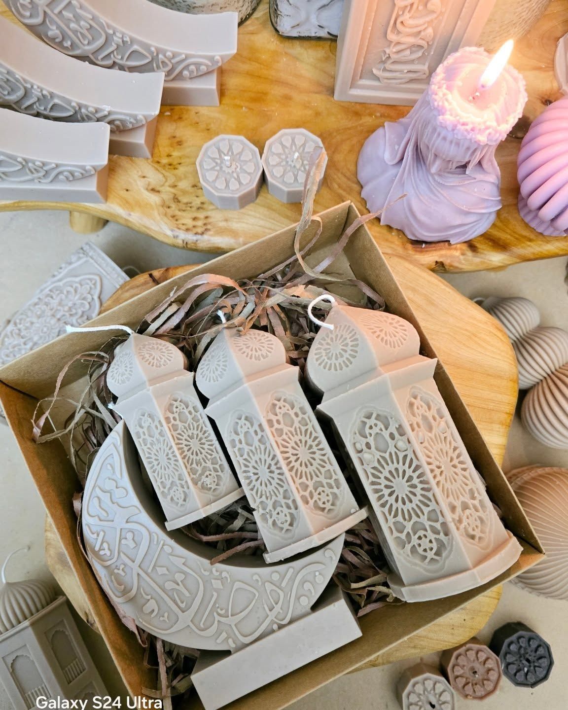 اصنعي شمعة رمضان بسهولة في المنزل وتمتعي بألوان وروائح رائعة لتزيين منزلك خلال الشهر الكريم.