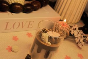 من شغف إلى مشروع: لجين غياث حوّلت حبها للإبداع إلى مشروع صناعة الشموع الناجح، متجاوزة الخوف والتحديات، لتصل منتجاتها للناس وتحقق حلمها الشخصي.