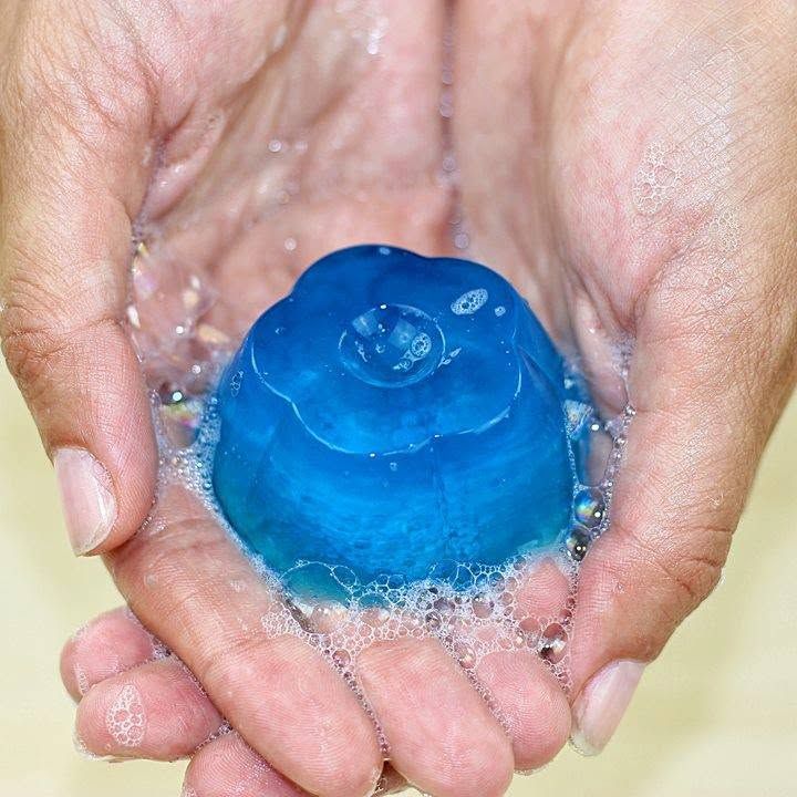 "اكتشفي أسرار صنع صابون الجيلاتين المطاطي في المنزل بسهولة، مع نصائح لجعل القوام مرنًا وشفافًا وإضافة ألوان وروائح جذابة."