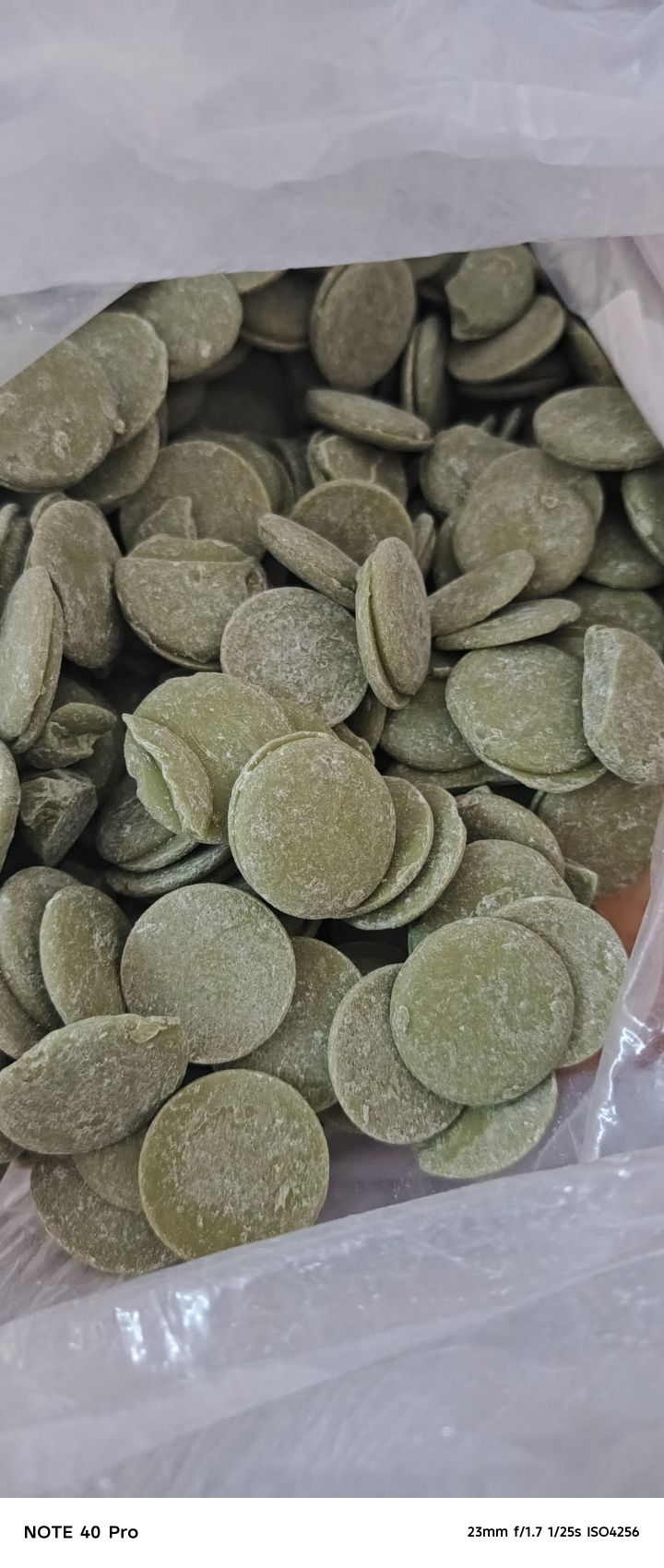 صعوبة تغميس التمر في شوكولاتة الريل البستاشيو سببها كثافة الشوكولاتة ودرجة حرارة العمل، مع نصائح لزيادة السيولة والتغطيس بسهولة.