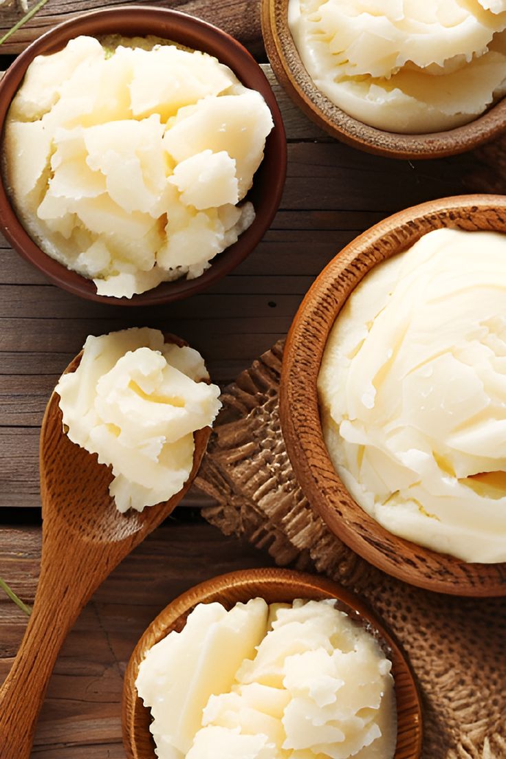 احصلي على بشرة ناعمة ومرطبة باستخدام الفازلين الطبي وزبدة الشيا. كريم طبيعي سريع التحضير يغذي الجلد ويحميه من الجفاف.