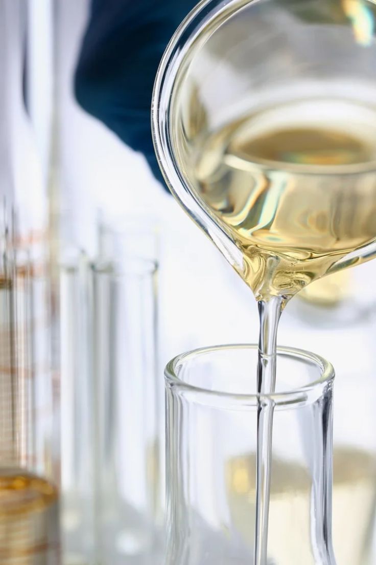 "زجاجة مينرال أويل لاستخدامه في كريمات العناية بالبشرة"