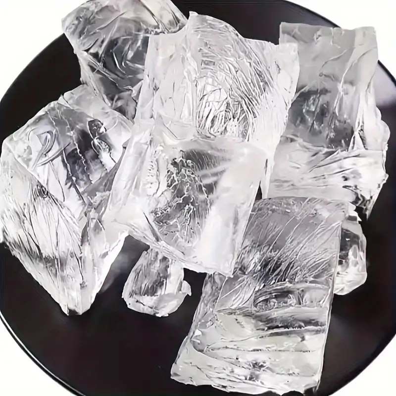 تعلمي كيف يساعد استخدام الماء الساخن قبل صب شمع الجل في الكاسات على تقليل فقاعات الهواء والحصول على شموع شفافة وجميلة بسهولة