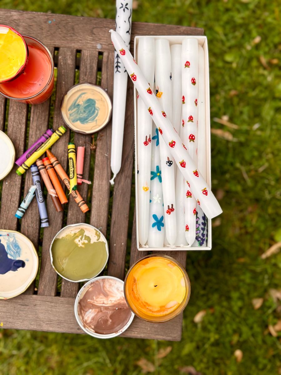 تعلم كيفية صناعة شموع آمنة للأطفال قابلة للتلوين في المنزل بخطوات بسيطة. نشاط ممتع يطور مهاراتهم الفنية ويشجع الإبداع.