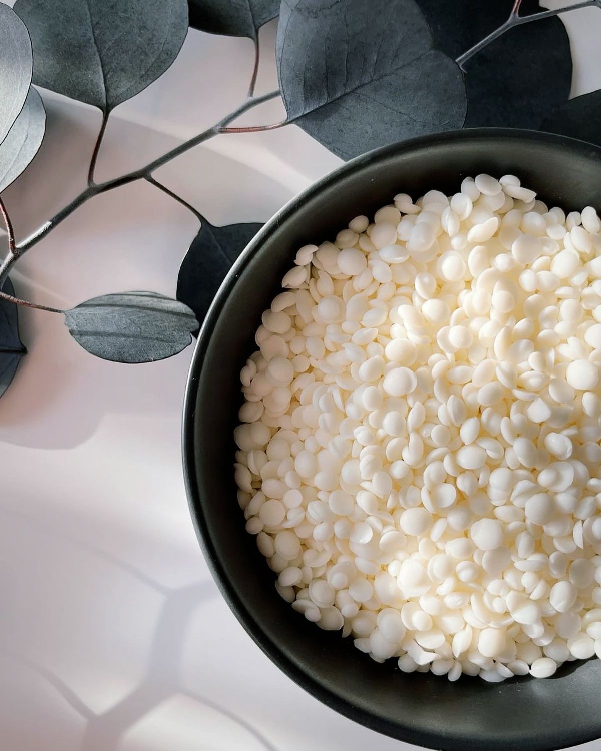 2️⃣ مقال يوضح خطوات إذابة مصلب الشمع ودمجه بطريقة صحيحة للحصول على شموع ناعمة بدون تكتلات أو مشاكل في القوام.