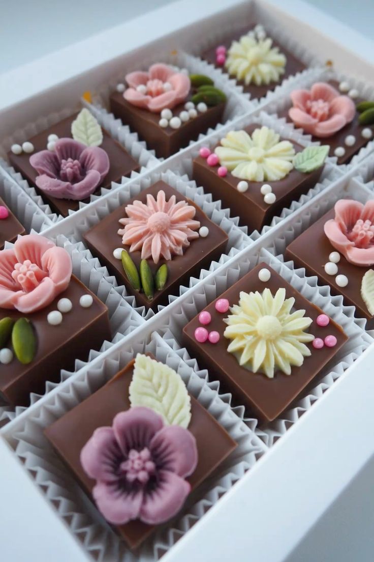 مشروع الشوكولاتة من المنزل نشاط ممتع ومربح يساعد على تحسين المزاج، تخفيف التوتر، وزيادة الإبداع الشخصي من خلال تجربة نكهات وأشكال جديدة