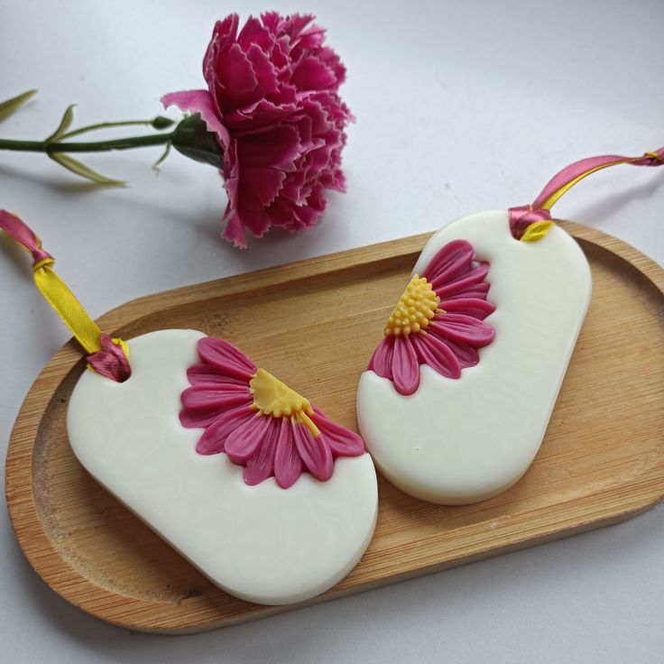 فواحات الصابون أصبحت ترند حديث يدمج بين الجمال والفائدة العملية. باستخدام صابون الجلسرين والزيوت العطرية الطبيعية، يمكنك تصميم فواحات مبتكرة للمنزل أو الهدايا، مع إمكانية تسويقها أونلاين وزيادة أرباح مشروعك بسهولة.