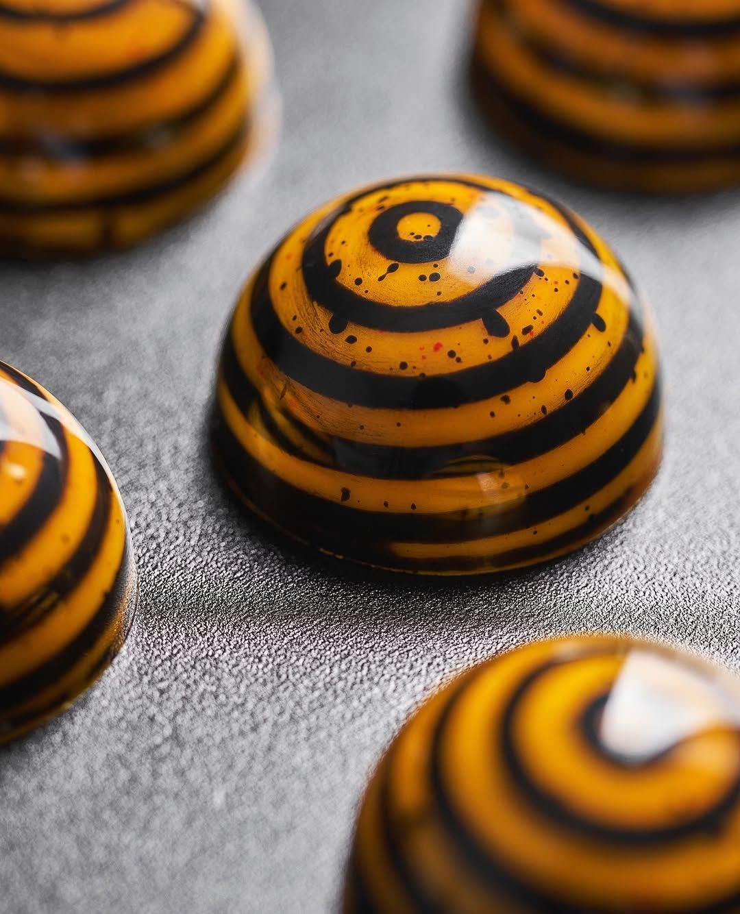 Learn why cocoa butter is الأفضل لتلوين الشوكولاتة مقارنة بالشوكولاتة البيضاء ونتائجها الاحترافية.