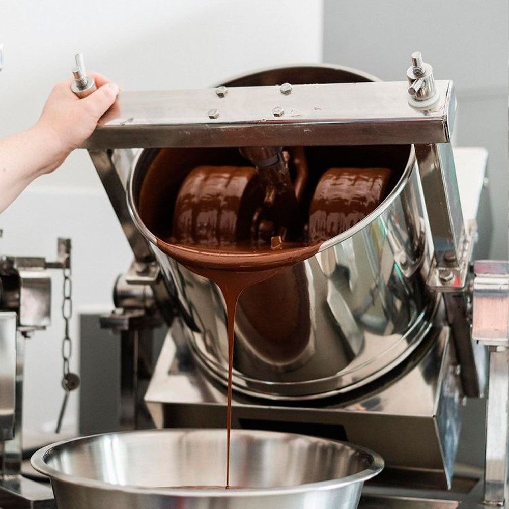 ماكينة لطحن الكاكاو وتحويله لشوكولاتة ناعمة.