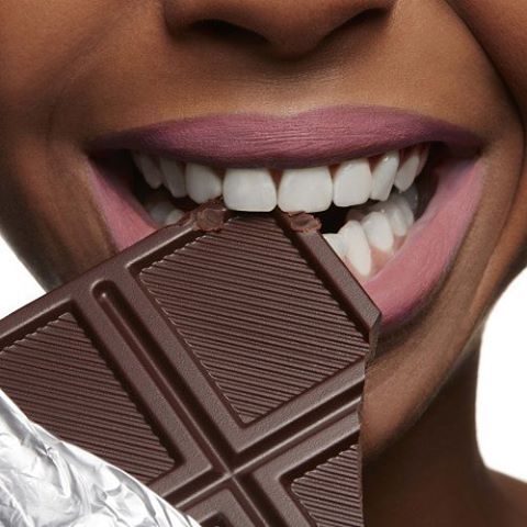 يعمل متذوق الشوكولاتة ضمن فرق الجودة في مصانع الشوكولاتة لتقييم العينات واكتشاف أي اختلاف في الطعم أو القوام. هذه الوظيفة تتطلب حاسة تذوق قوية ومعرفة بأساسيات صناعة الشوكولاتة، وهي جزء مهم من تطوير المنتجات وتحسين جودتها باستمرار.