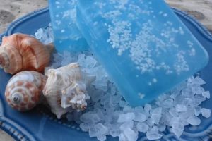 صابون جلسرين بملح البحر هو صابون طبيعي يجمع بين الترطيب العميق للجلسرين والتقشير اللطيف لملح البحر، لتنظيف البشرة بعمق ومنحها نعومة ونضارة.
