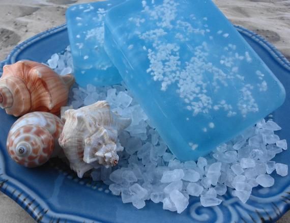 صابون جلسرين بملح البحر هو صابون طبيعي يجمع بين الترطيب العميق للجلسرين والتقشير اللطيف لملح البحر، لتنظيف البشرة بعمق ومنحها نعومة ونضارة.