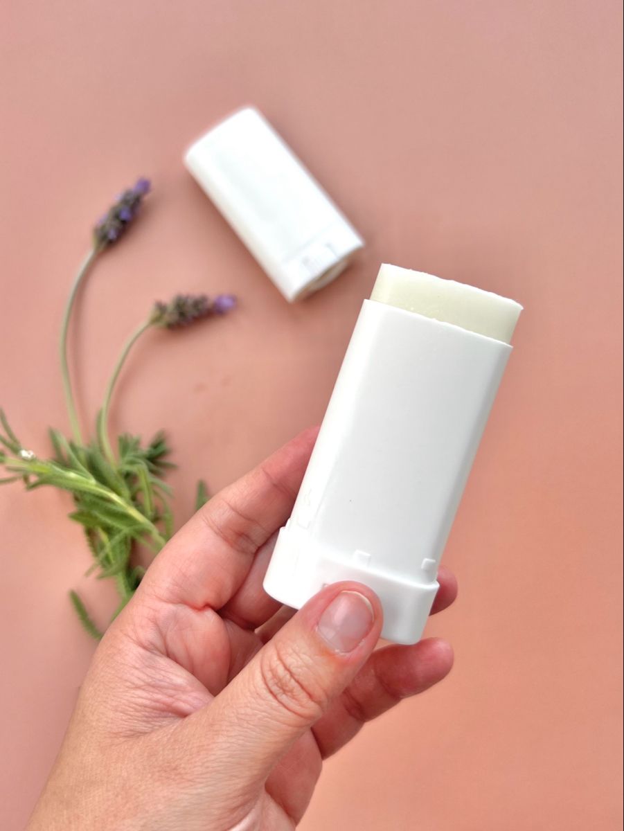 اكتشفي كيف يؤثر تقليل زيت جوز الهند في تركيبة مزيل العرق واستبداله بشمع العسل أو زبدة الشيا أو شمع الاستحلاب على القوام النهائي وثبات المنتج واستخدامه اليومي.