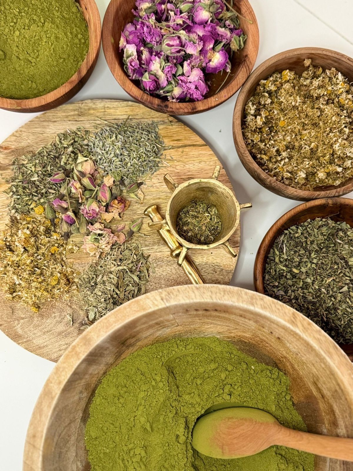 اكتشفي أهم الإضافات المغذية التي يمكن استخدامها في صابون الجلسرين مثل الزبدات والزيوت الطبيعية، مع معرفة النسب الصحيحة لكل مكون للحصول على صابون ناعم وشفاف دون التأثير على تركيبته.