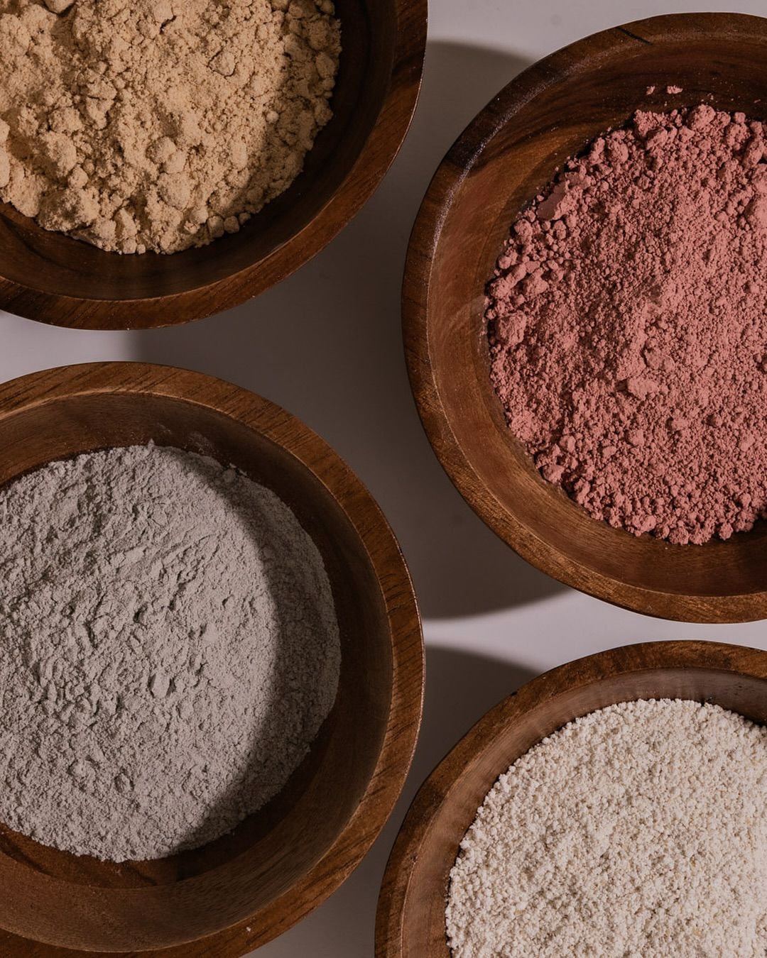 تعرفي على الطريقة الصحيحة لإضافة المواد البودر في صناعة الصابون، وهل الأفضل إضافتها مباشرة إلى قاعدة الصابون أم إذابتها أولًا في الزيوت، مع أهم النصائح للحصول على قوام ناعم ونتيجة احترافية.