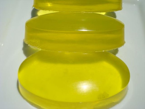 يحدث اصفرار الصابون عند الصنع نتيجة عدة عوامل مثل أكسدة الزيوت، ارتفاع الحرارة أثناء التصنيع، أو استخدام زيوت غير مكررة. كما قد تؤثر بعض الإضافات الطبيعية والزيوت العطرية على لون الصابون النهائي. فهم هذه الأسباب يساعد على إنتاج صابون طبيعي بلون ثابت وجودة أفضل.