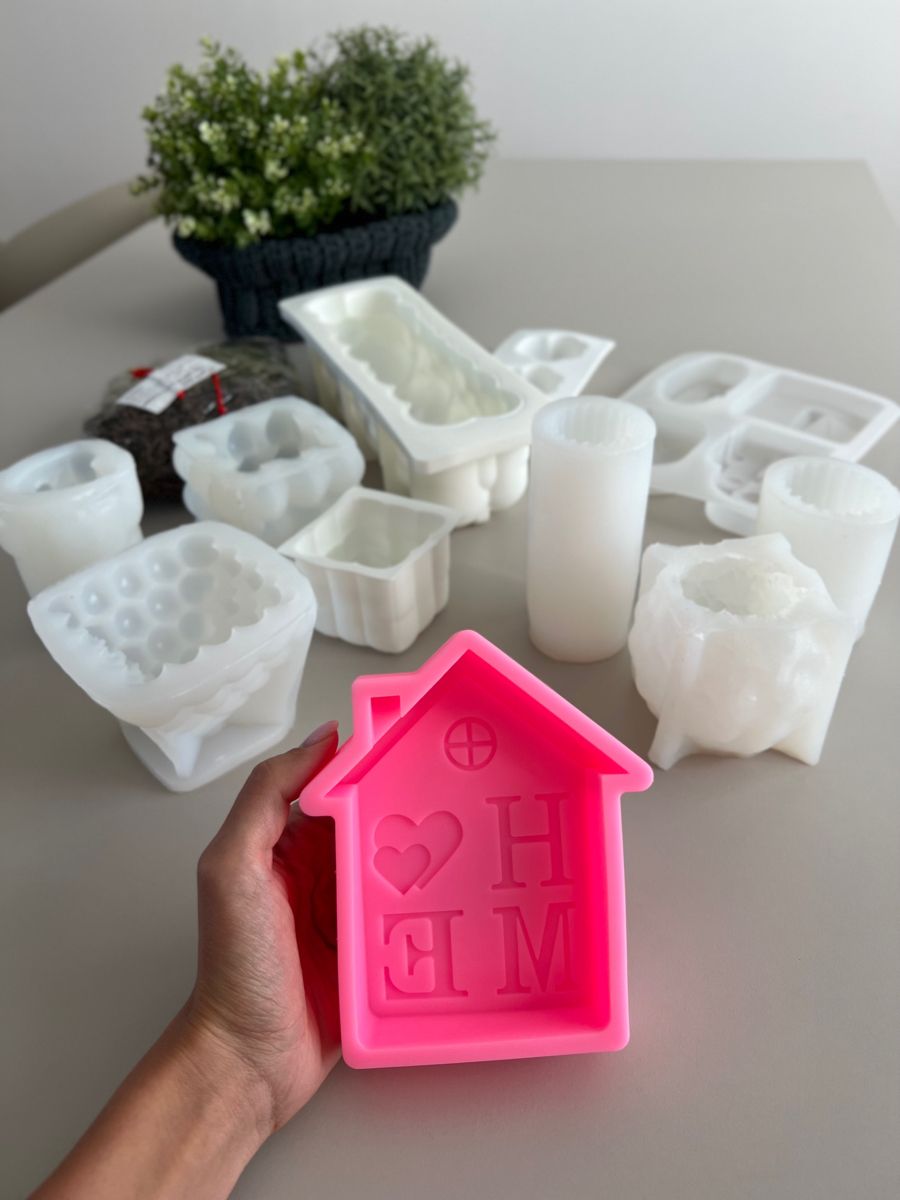 اكتشفي طرق فعّالة لتنظيف قوالب الشمع وإزالة البقايا اللاصقة بسهولة للحصول على شموع ناعمة وشكل احترافي بدون تشوه أو التصاق.