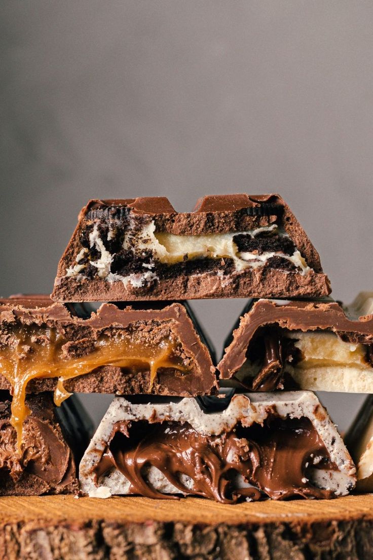 تعرفي على أسباب جفاف الحشوة داخل الشوكولاتة المحشوة بعد التخزين، وكيف تؤثر الرطوبة ونوع الحشوة وطريقة الحفظ على القوام النهائي للحلويات.