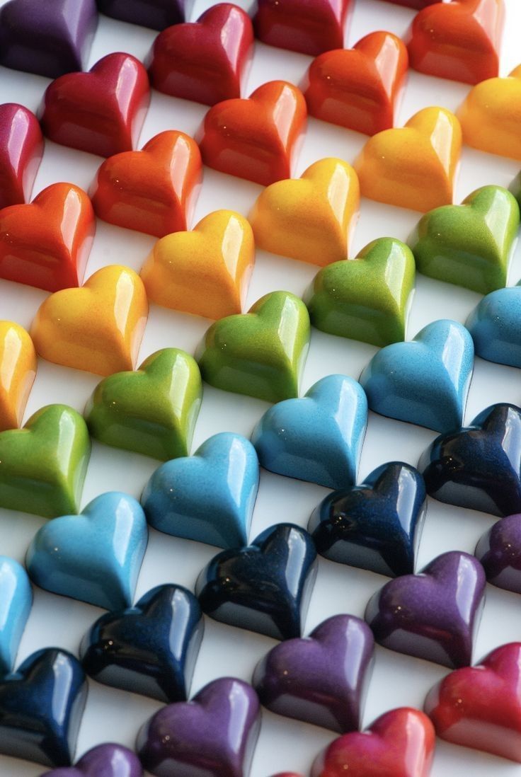 حل مشكلة عدم ثبات لون زبدة الكاكاو في الشوكولاتة وأسباب بقاء أثر اللون على اليد مع خطوات احترافية للتصحيح.