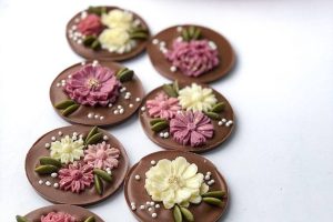 هل زبدة الكاكاو تحتاج إلى تمبرنغ مثل الشوكولاتة الحقيقية؟ اكتشفي الفرق بينها وبين شوكولاتة الكومباوند وكيف يمكن استخدامها في التلوين والتزيين للحصول على لمعان وقوام احترافي في صناعة الحلويات.