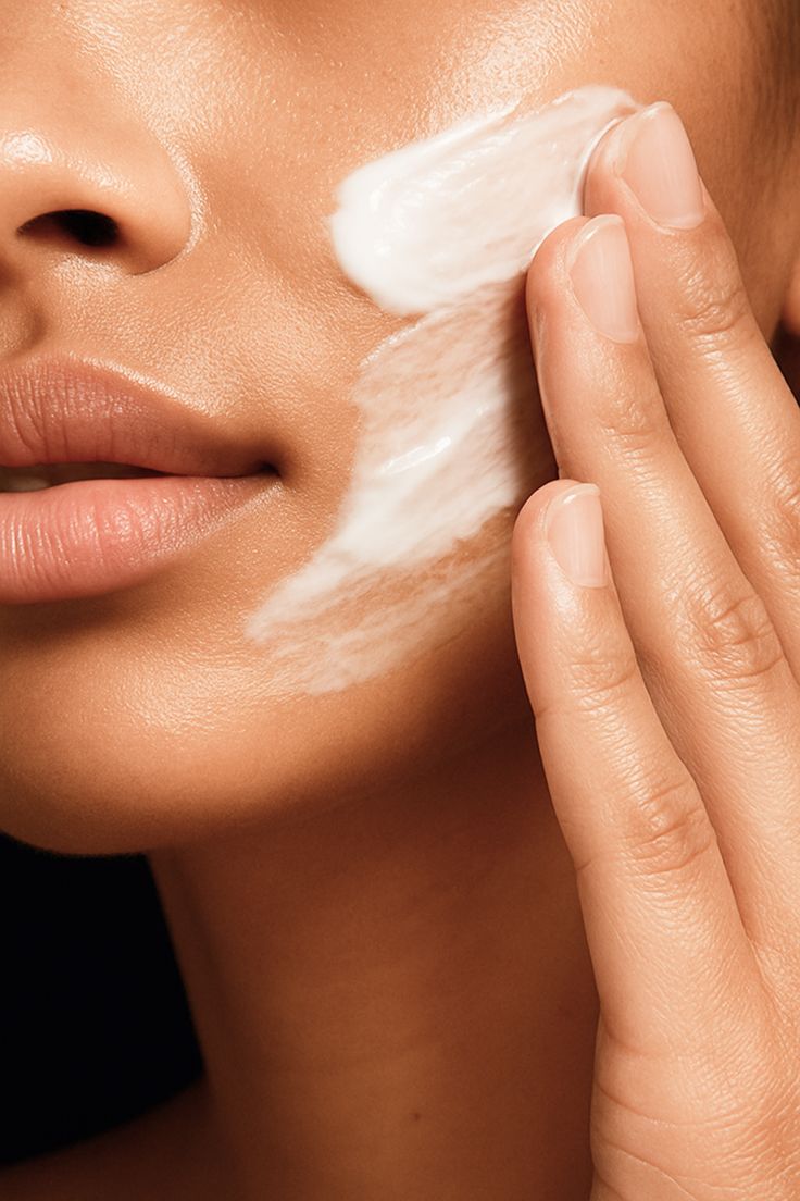 هل يمكن استبدال البوراكس بفينوكسي إيثانول في المرطب الطبيعي؟ اكتشفي الفرق بينهما وأيهما الأفضل لحفظ الكريمات ومنع البكتيريا بطريقة آمنة.